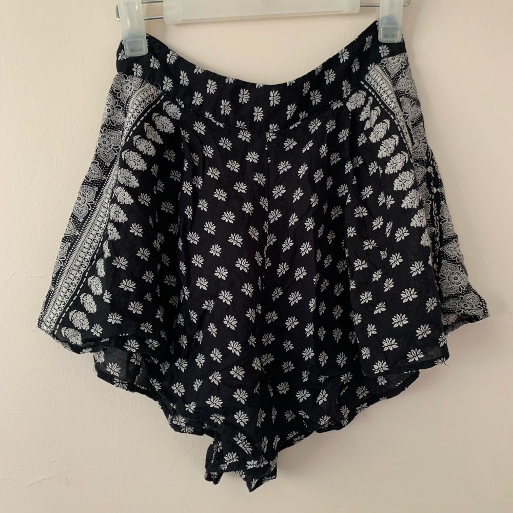 Amuse Society Floral Flowy Shorts